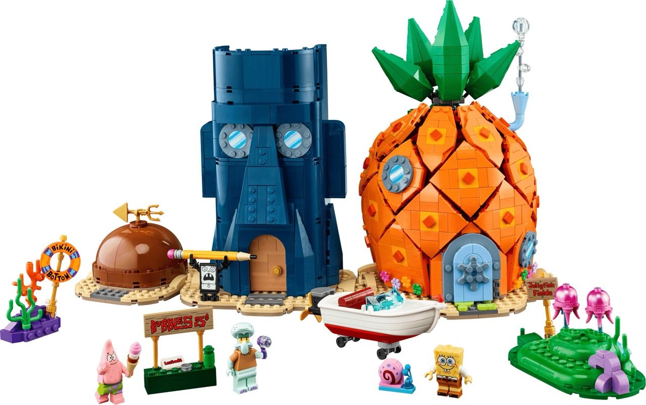 LEGO 11386 Bikini Bottom set featuring SpongeBob's pineapple house, Squidward's Easter Island head, and Krusty Krab with m…