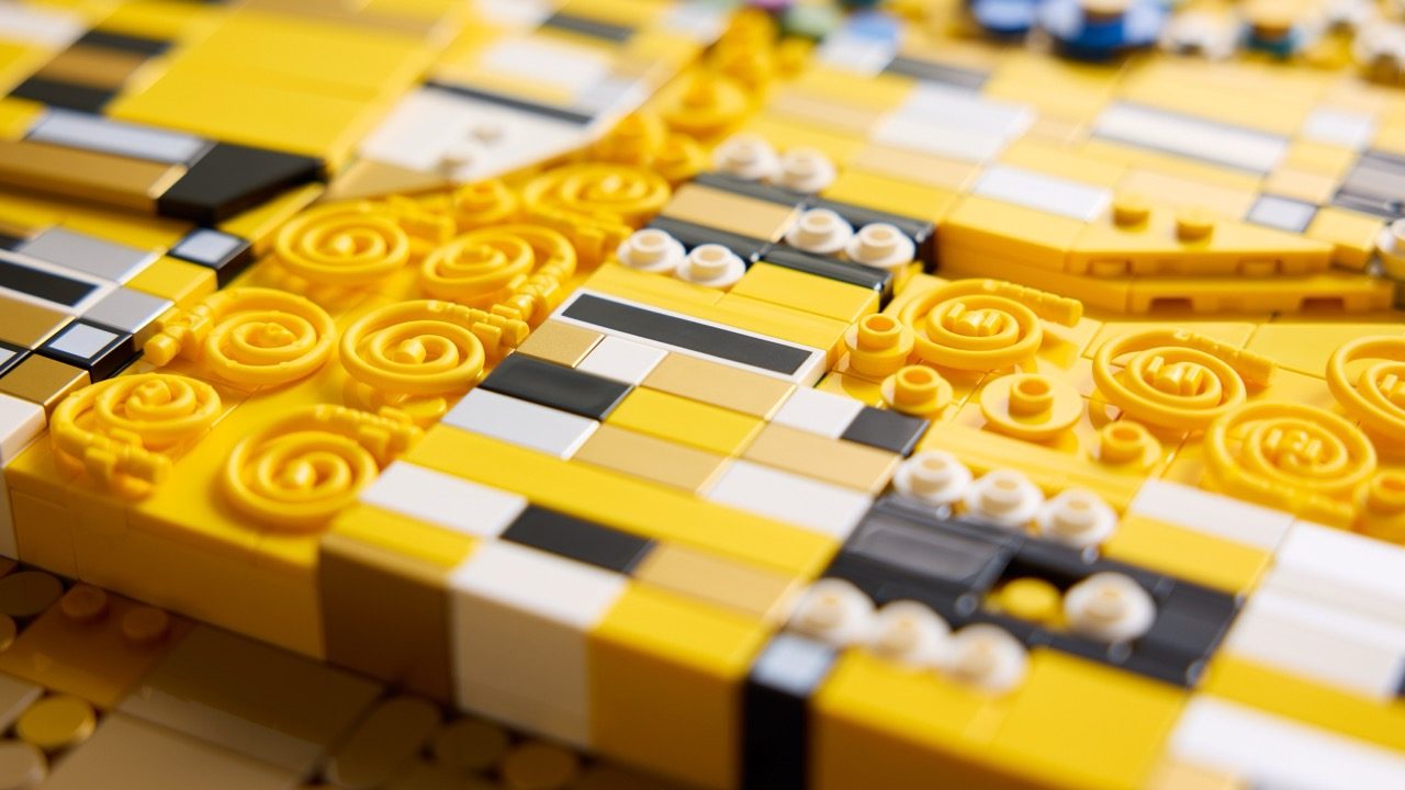 LEGO Art Gustav Klimt set featuring golden spiral mosaic pieces on a checkered board with decorative elements.