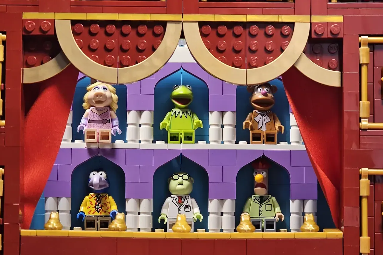 LEGO® Muppet Theatre: o projeto Ideas modular com 4000 peças e 18 minifiguras dos Marretas